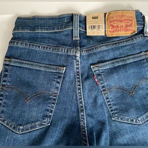 Levis 724 High Rise Slim Straight Jeans Size 25 waist x 30 length. NWT!